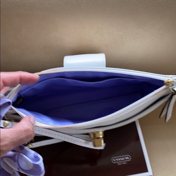 PREOWNED Coach white wristlet. - Picture 6 of 8